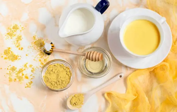 Tinh Bột Nghệ Với Sữa Tươi Đắp Mặt