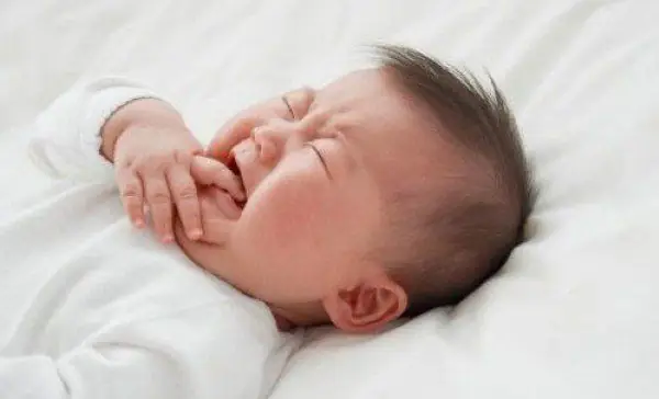 Trẻ Hay Giật Mình Khi Ngủ