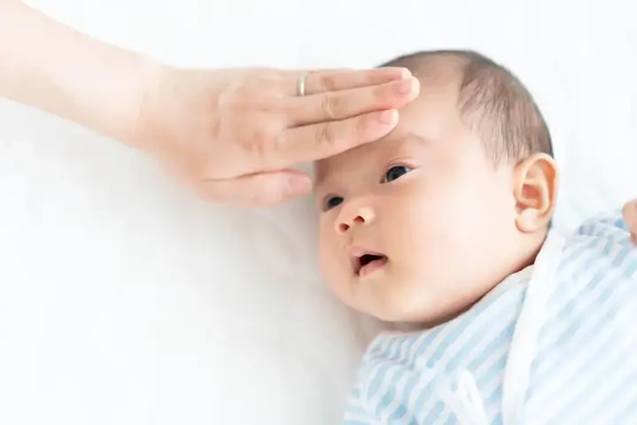 Trẻ Sơ Sinh Bị Nóng Đầu Nhưng Không Sốt