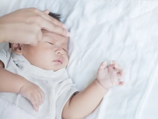 Trẻ Sơ Sinh Bị Nóng Đầu Nhưng Không Sốt