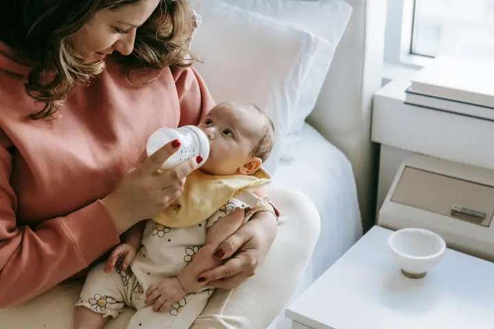 Trẻ Sơ Sinh Bú Bình Đúng Cách
