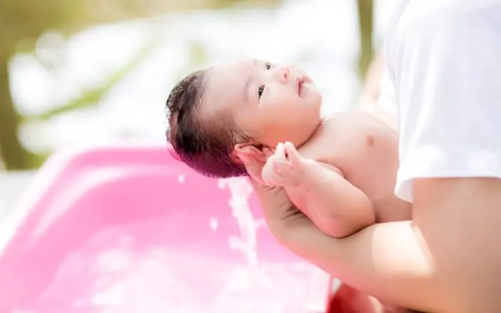 Trẻ Sơ Sinh Có Nên Tắm Sữa Tắm Không