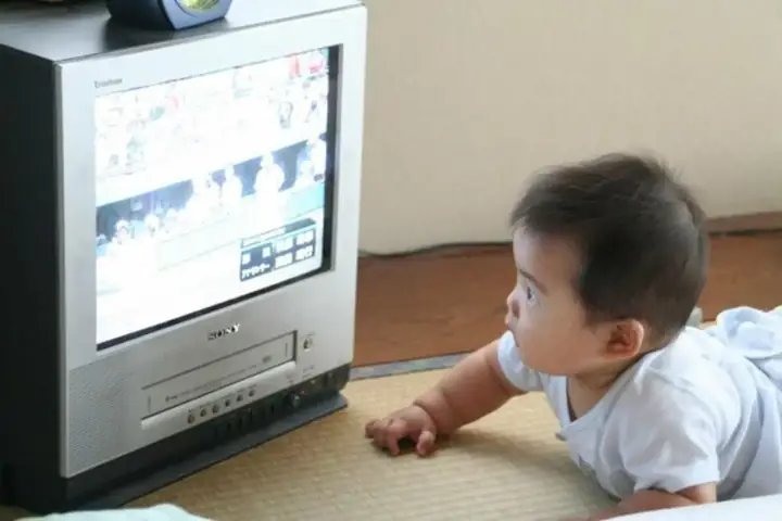Trẻ Sơ Sinh Có Nên Xem Tivi Trẻ Sơ Sinh Có Nên Xem Tivi