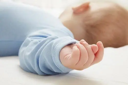 Trẻ Sơ Sinh Gãi Đầu Gãi Tai Trẻ Sơ Sinh Gãi Đầu Gãi Tai
