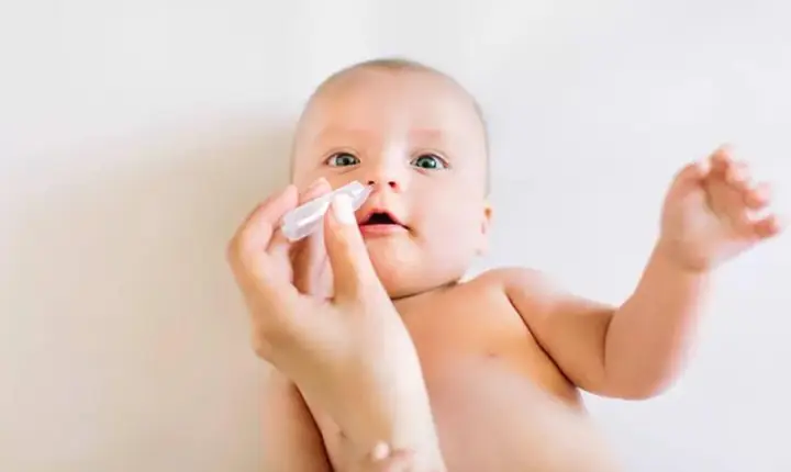 Trẻ Sơ Sinh Uống Nước Muối Sinh Lý