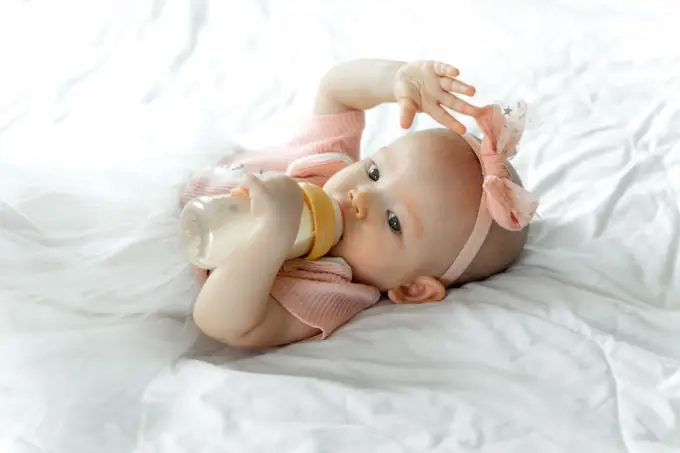 Trẻ Sơ Sinh Uống Sữa Lạnh