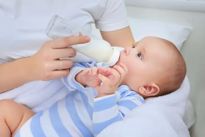 Trẻ Sơ Sinh Uống Sữa Ngoài Trẻ Sơ Sinh Uống Sữa Ngoài