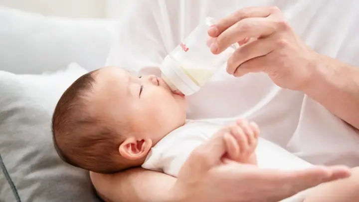 Trẻ Sơ Sinh Uống Sữa Ngoài Có Tốt Không Trẻ Sơ Sinh Uống Sữa Ngoài Có Tốt Không