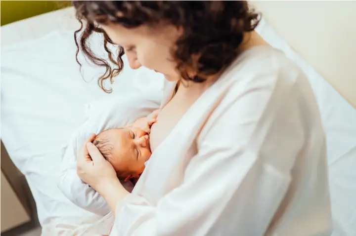 Trẻ Sơ Sinh Vừa Bú Vừa Càu Nhàu