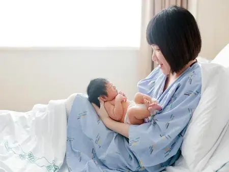 Trẻ Sơ Sinh Vừa Bú Vừa Càu Nhàu