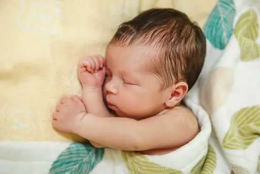 Trị Mồ Hôi Trộm Cho Bé