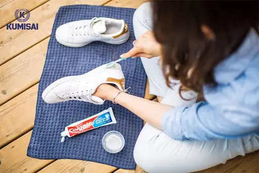 Vệ Sinh Giày Trắng Bằng Kem Đánh Răng Vệ Sinh Giày Trắng Bằng Kem Đánh Răng