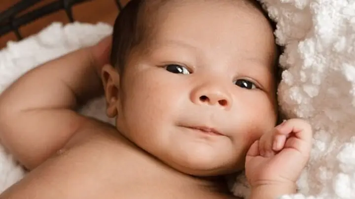 Vết Đỏ Trên Mí Mắt Trẻ Sơ Sinh