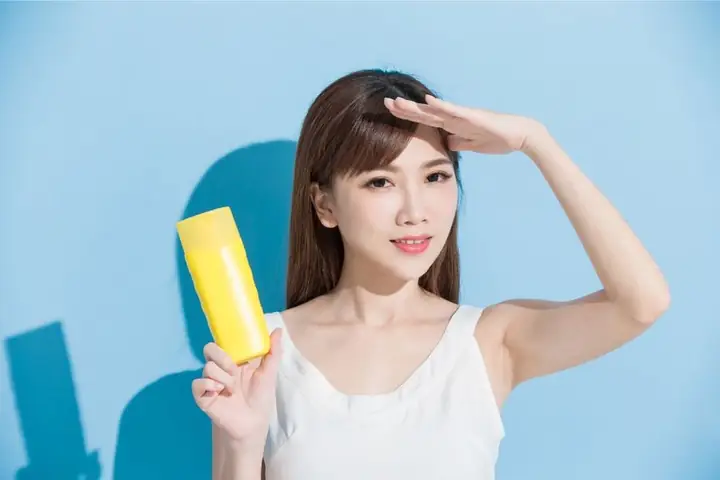 Xài Kem Chống Nắng Có Cần Tẩy Trang Không