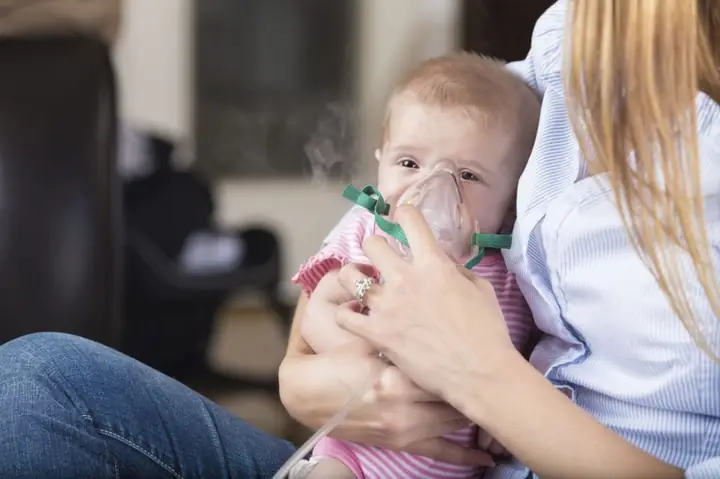 Xông Mũi Cho Bé Bằng Nước Muối Sinh Lý